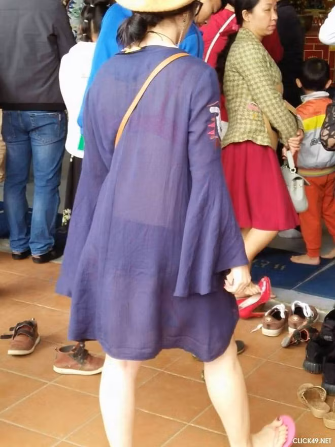 Đi lễ chùa đầu năm, cô gái gây bức xúc với cách ăn mặc xuyên thấu, thiếu vải - Ảnh 1.