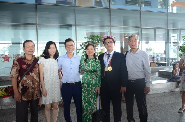 Gia đình đầu tiên có hai con giành được huy chương tại cuộc thi Olympic Hóa học quốc tế Gia đình đầu tiên có hai con giành được huy chương tại cuộc thi Olympic Hóa học quốc tế