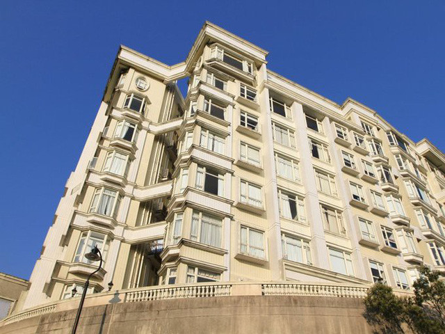 Những ngôi nhà đắt tiền và xa hoa nhất có thể tìm thấy ở khu The Peak. Tháng 3/2018, một ngôi nhà tại khu vực này được sang tay giá 178,4 triệu USD, khiến nó trở thành biệt thự đắt nhất châu Á.