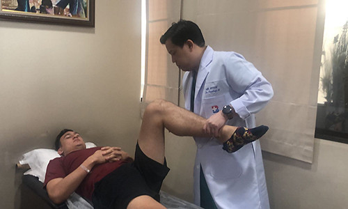 Văn Lâm trong cuộc kiểm tra sức khoẻ với tiến sỹ Pornthep sáng nay. Ảnh: Siamsport. Văn Lâm trong cuộc kiểm tra sức khoẻ với tiến sỹ Pornthep sáng nay. Ảnh: Siamsport.