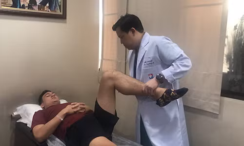 Văn Lâm trong cuộc kiểm tra sức khoẻ với tiến sỹ Pornthep sáng nay. Ảnh: Siamsport.