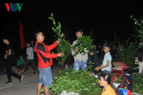 độc đáo phiên chợ họp lúc nửa đêm mồng 2 tết ở quảng trị hình 3 doc dao phien cho hop luc nua dem mong 2 tet o quang tri hinh 3