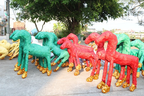 Hình nộm ngựa đang được hong nắng trước khi trang trí tại Phúc Am