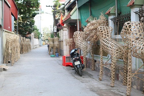 Những khung các con vật cao tới hàng mét xếp đầy đường
