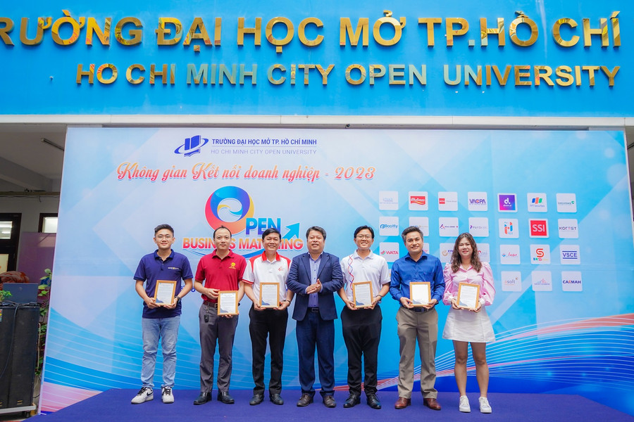 TS Lê Nguyễn Quốc Khang, Phó hiệu trưởng nhà trường(giữa) cùng đại diện các doanh nghiệp tại chương trình. TS Lê Nguyễn Quốc Khang, Phó hiệu trưởng nhà trường(giữa) cùng đại diện các doanh nghiệp tại chương trình.