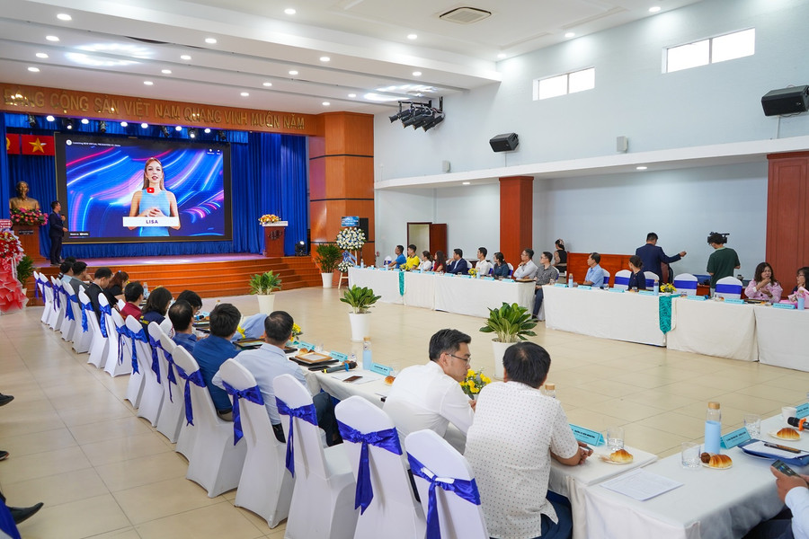 Quang cảnh buổi tọa đàm nhằm tìm kiếm các giải pháp hiệu quả hơn cho hoạt động kết nối doanh nghiệp - nhà trường. Quang cảnh buổi tọa đàm nhằm tìm kiếm các giải pháp hiệu quả hơn cho hoạt động kết nối doanh nghiệp - nhà trường.