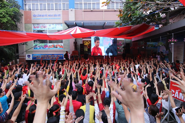 Thầy và trò Trường ĐH Nguyễn Tất Thành cuồng nhiệt ủng hộ đội tuyển Việt Nam trong trận chung kết U23 Châu Á Thầy và trò Trường ĐH Nguyễn Tất Thành cuồng nhiệt ủng hộ đội tuyển Việt Nam trong trận chung kết U23 Châu Á