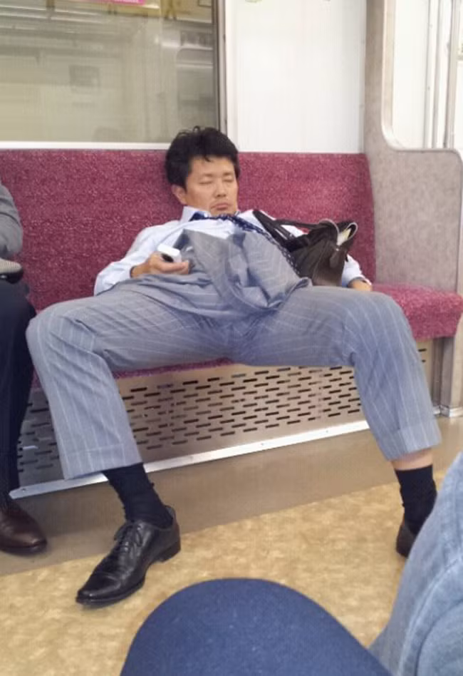 phi cuoi truoc nhung tu the ngu "ba dao" cua dan ong nhat tren duong ve nha hinh anh 29