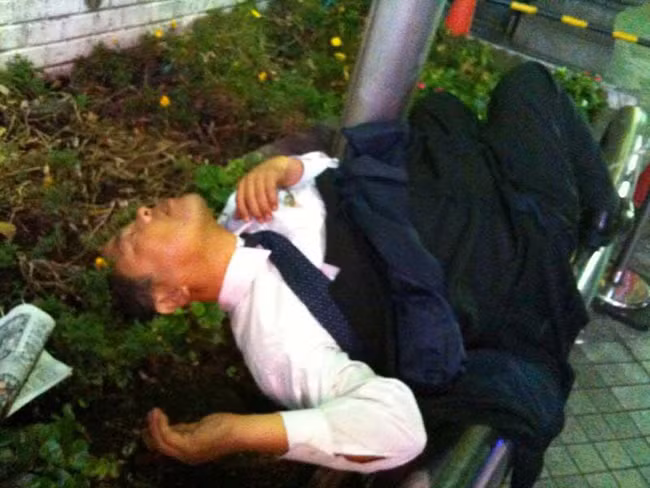 phi cuoi truoc nhung tu the ngu "ba dao" cua dan ong nhat tren duong ve nha hinh anh 26