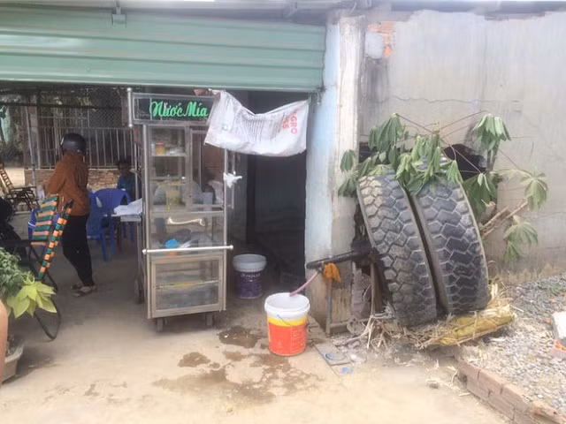 Tai nạn hy hữu: Xe tải đang chạy thì rụng bánh, văng sang bên đường đâm thủng tường nhà dân - Hình 1