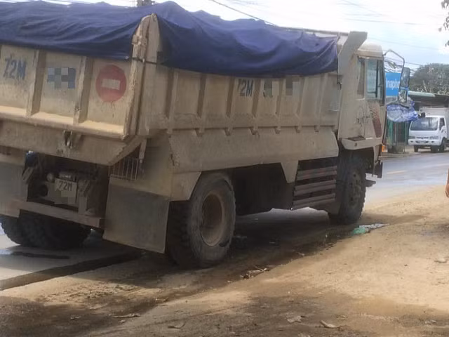 Tai nạn hy hữu: Xe tải đang chạy thì rụng bánh, văng sang bên đường đâm thủng tường nhà dân - Hình 3