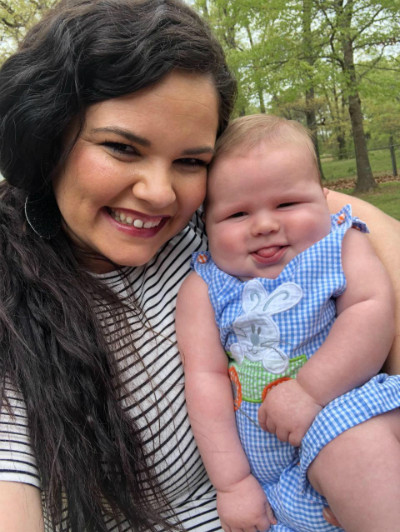 Kayla và cậu con trai nhờ mẹ chồng mang thai hộ. Kayla và cậu con trai nhờ mẹ chồng mang thai hộ.