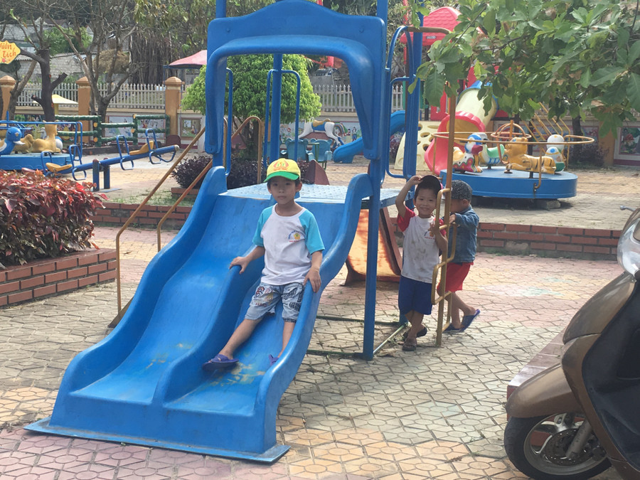 Phụ huynh cho rằng, với 262 trẻ, nhà trường đã lạm thu hơn 400 triệu tiền xã hội hóa Phụ huynh cho rằng, với 262 trẻ, nhà trường đã lạm thu hơn 400 triệu tiền xã hội hóa