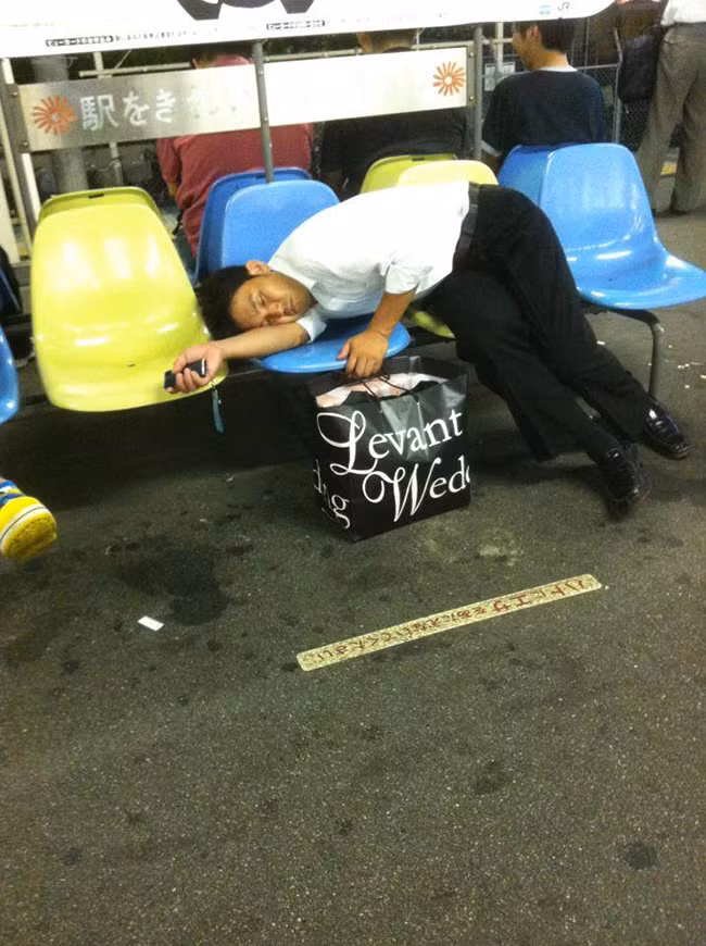 phi cuoi truoc nhung tu the ngu "ba dao" cua dan ong nhat tren duong ve nha hinh anh 7