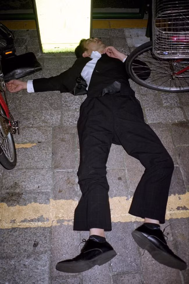 phi cuoi truoc nhung tu the ngu "ba dao" cua dan ong nhat tren duong ve nha hinh anh 4