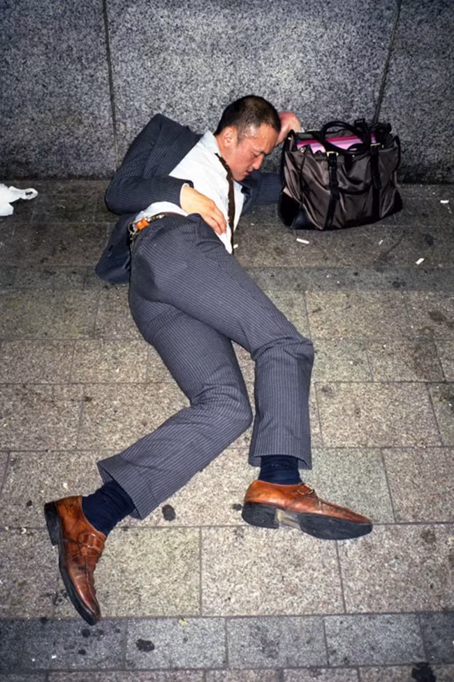 phi cuoi truoc nhung tu the ngu "ba dao" cua dan ong nhat tren duong ve nha hinh anh 12