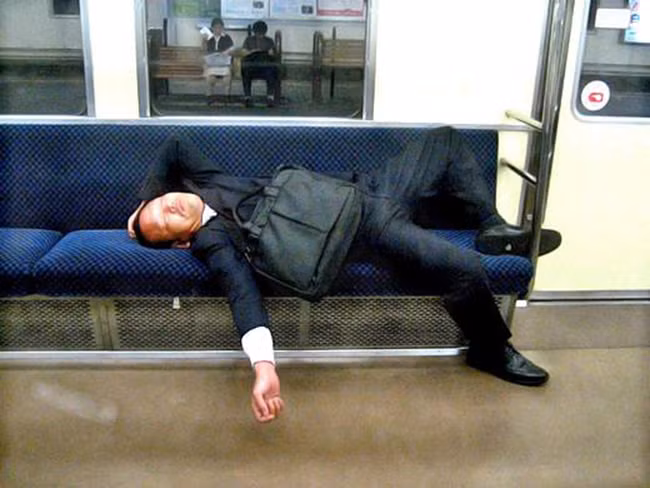 phi cuoi truoc nhung tu the ngu "ba dao" cua dan ong nhat tren duong ve nha hinh anh 16