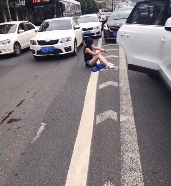  Cô gái thoát khỏi kẻ bắt cóc nhờ tai nạn giờ cao điểm 