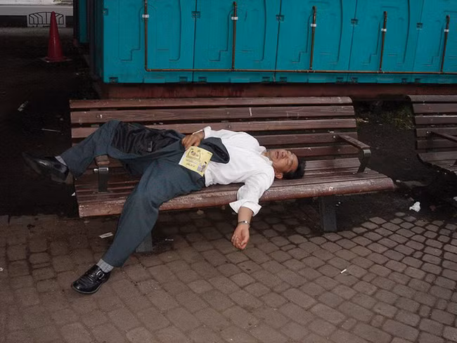 phi cuoi truoc nhung tu the ngu "ba dao" cua dan ong nhat tren duong ve nha hinh anh 6