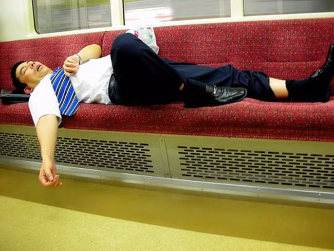 phi cuoi truoc nhung tu the ngu "ba dao" cua dan ong nhat tren duong ve nha hinh anh 27