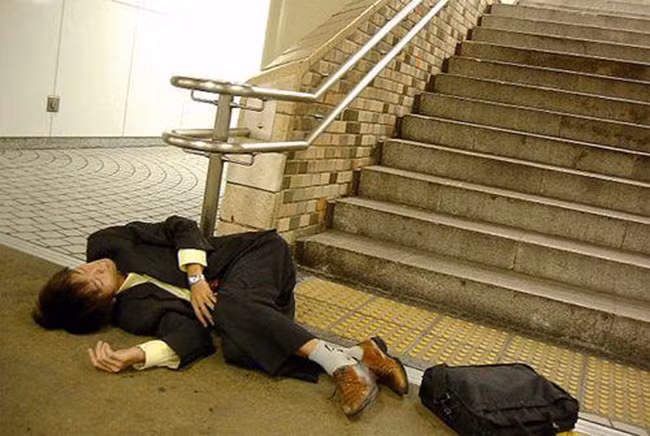 phi cuoi truoc nhung tu the ngu "ba dao" cua dan ong nhat tren duong ve nha hinh anh 21