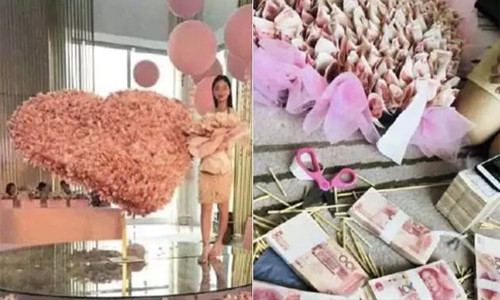 Cô gái đứng bên cạnh đóa hoa khổng lồ kết từ tiền mặt mà bạn trai tặng. Cô gái đứng bên cạnh đóa hoa khổng lồ kết từ tiền mặtmà bạn trai tặng. Ảnh: thecover.cn.