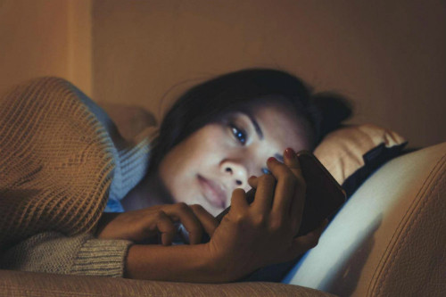 Dùng điện thoại sau 22h có thể gây trầm cảm