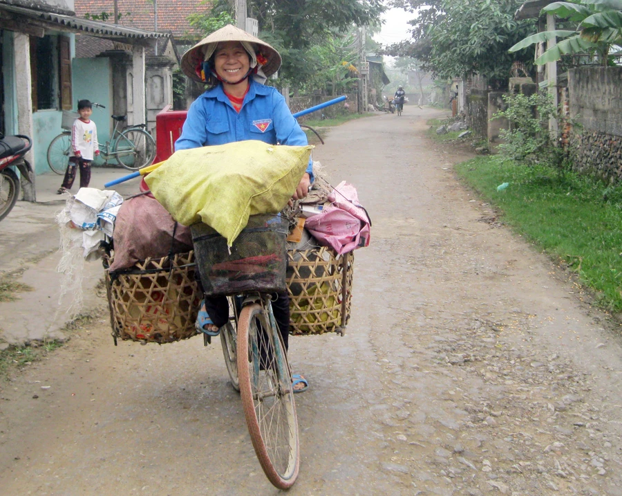 Bà Trần Thị Nguyên nhặt phế liệu, nuôi 4 con học đại học
