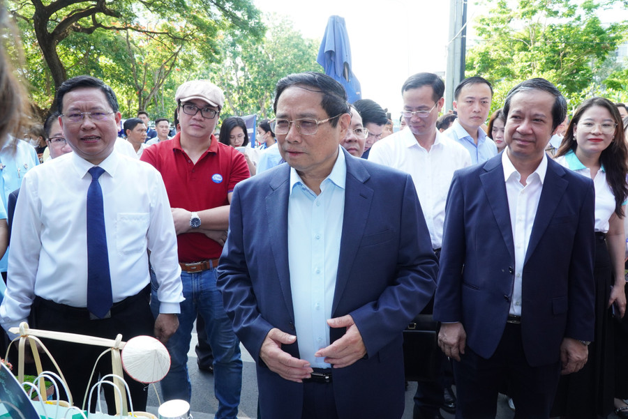 Thủ tướng Chính phủ Phạm Minh Chính; Bộ trưởng Nguyễn Kim Sơn cùng các đại biểu thăm gian hàng khởi nghiệp.