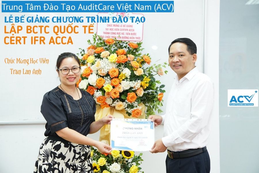 Ông Trịnh Đức Vinh, Chủ nhiệm CLB KTTTQ (VCCA) dự lễ và trao Chứng Nhận hoàn thành khóa học cho học viên.