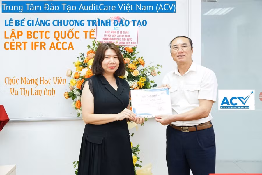 Ông Nguyễn Văn Phụng, nguyên Vụ trưởng Quản lý Doanh nghiệp lớn - Tổng Cục thuế dự lễ và trao Chứng Nhận hoàn thành khóa học cho học viên.