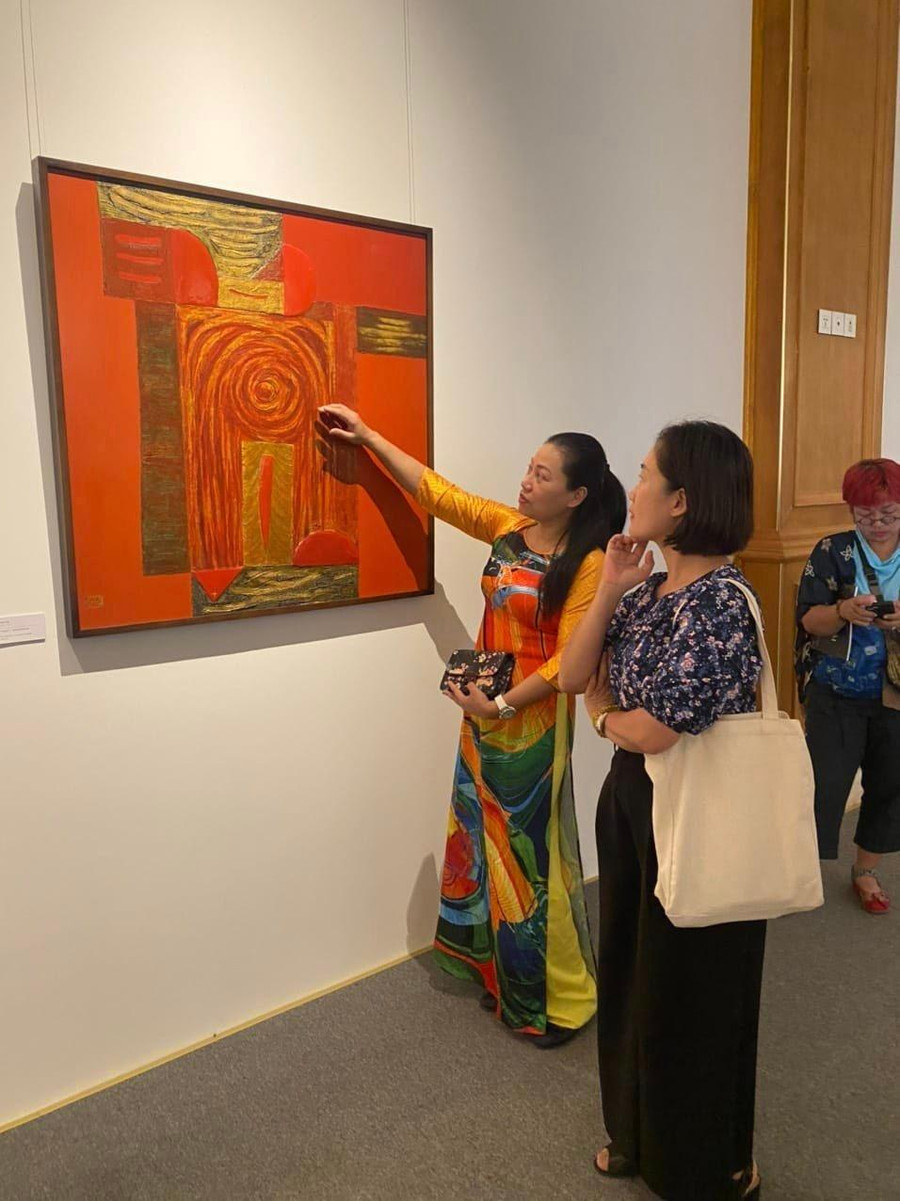 Khách tham quan triển lãm. Khách tham quan triển lãm.