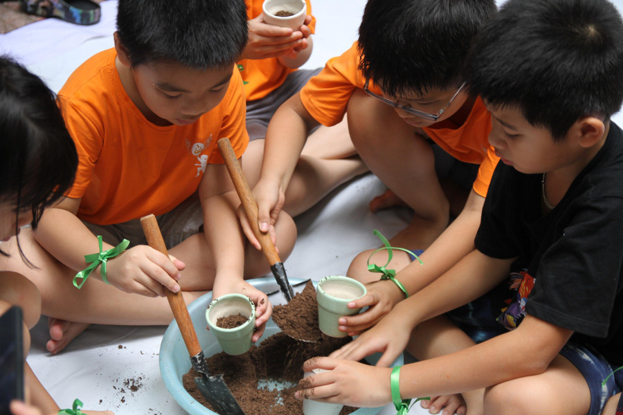 Trẻ được trải nghiệm trồng cây tại chương trình.