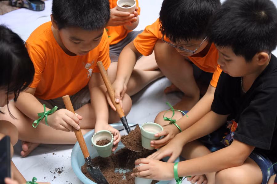 Trẻ được trải nghiệm trồng cây tại chương trình.