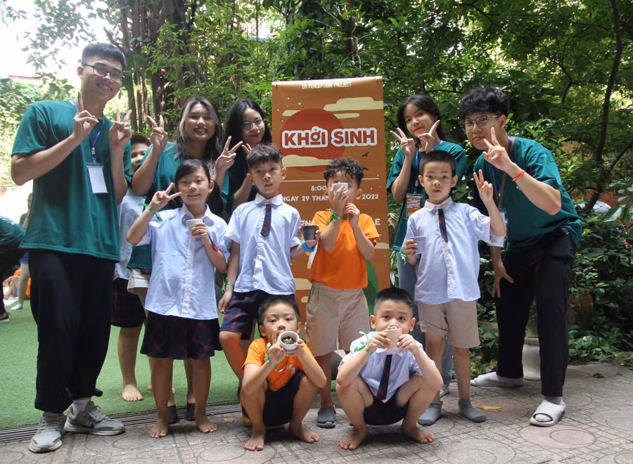 Các em đều vui với thành quả sau khi trồng cây của mình tại chương trình.