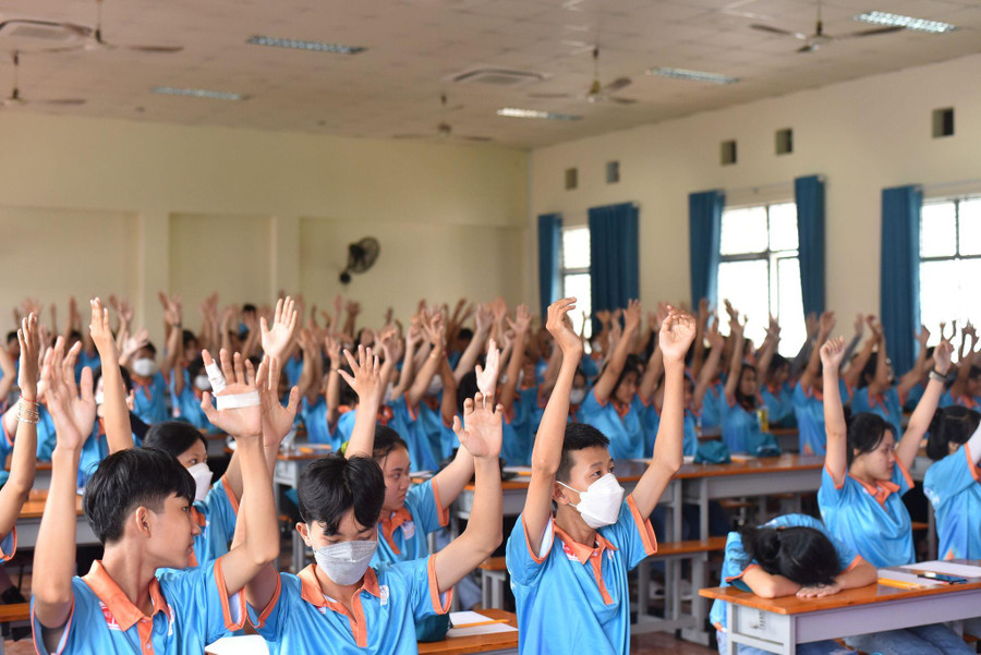 Tinh thần lạc quan và sự cố gắng tự thân chính là động lực để các em bước tiếp trên con đường phía trước. Tinh thần lạc quan và sự cố gắng tự thân chính là động lực để các em bước tiếp trên con đường phía trước.