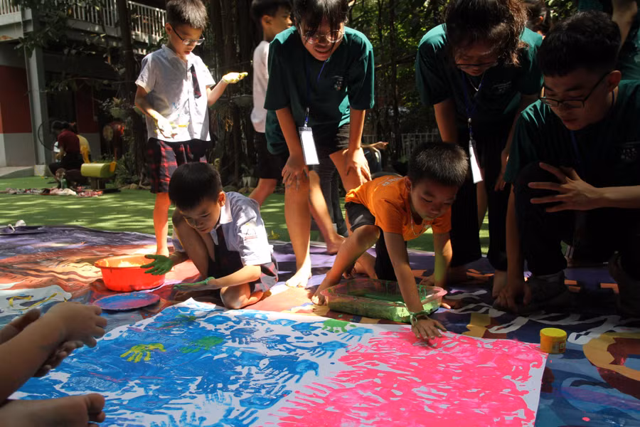 Các em vẽ một bức tranh tập thể mang ý nghĩa về thông điệp bảo vệ môi trường.