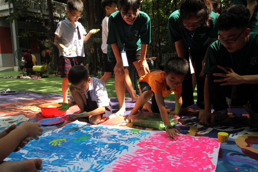 Các em vẽ một bức tranh tập thể mang ý nghĩa về thông điệp bảo vệ môi trường.