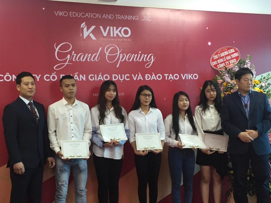 Công ty Viko trao học bổng cho các em sinh viên.