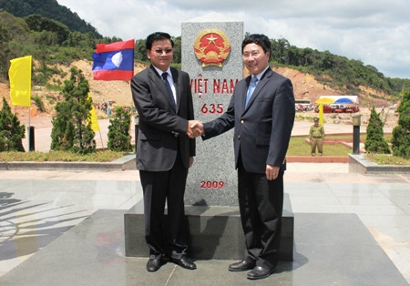 Phó Thủ tướng, Bộ trưởng Bộ Ngoại giao Việt Nam - Phạm Bình Minh và Phó thủ tướng, Bộ trưởng Bộ Ngoại giao Lào - Thong-Lun Xi-Xu-Lit thăm cột mốc biên giới