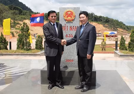 Phó Thủ tướng, Bộ trưởng Bộ Ngoại giao Việt Nam - Phạm Bình Minh và Phó thủ tướng, Bộ trưởng Bộ Ngoại giao Lào - Thong-Lun Xi-Xu-Lit thăm cột mốc biên giới