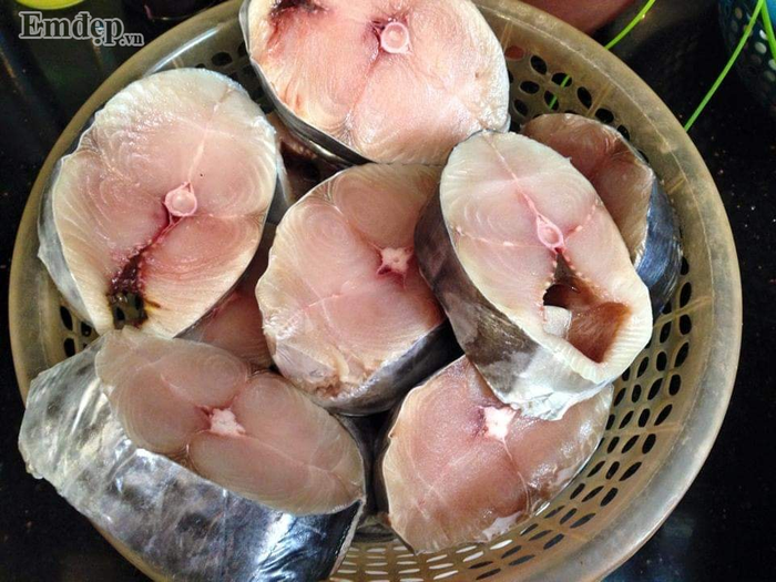 Lạ miệng với món cá thu khho mật mía nhìn là muốn ăn