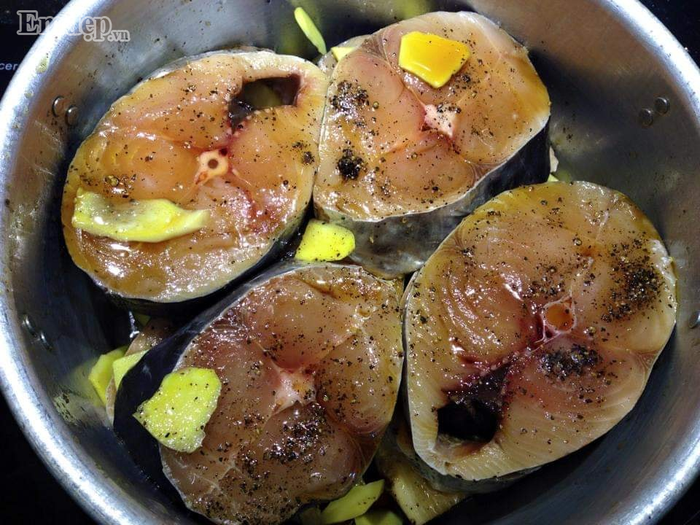 Lạ miệng với món cá thu khho mật mía nhìn là muốn ăn