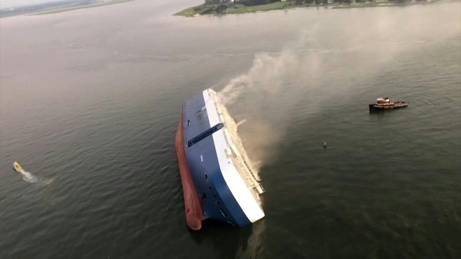 Ben trong con tau cho 4.200 oto bi lat giua bien nam 2019 hinh anh 5 5.jpg