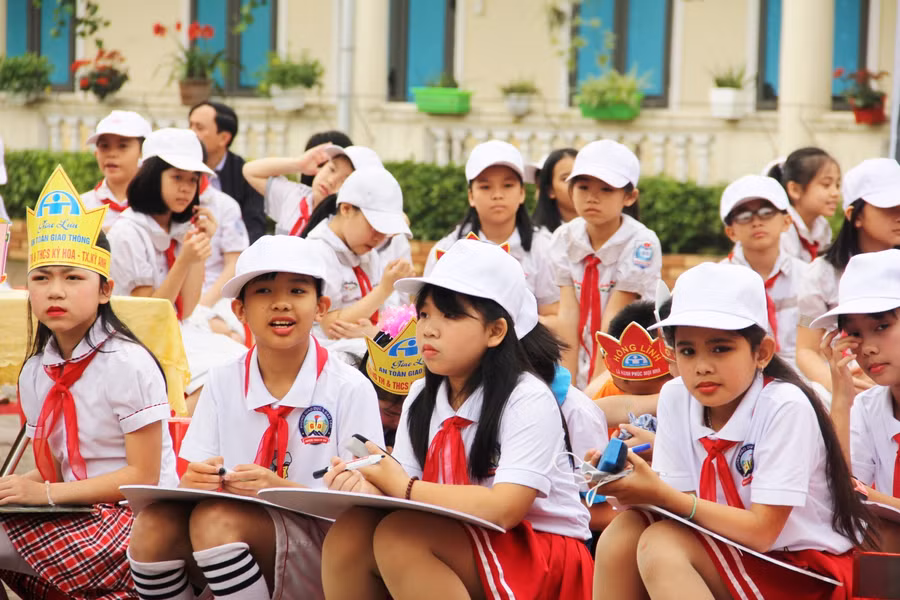 Các bạn tiểu học tham gia rất hồ hởi.