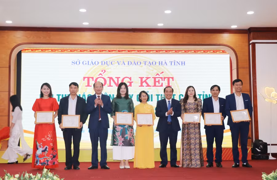 Lãnh đạo Sở GD&ĐT Hà Tĩnh trao giải Nhất cho các giáo viên.
