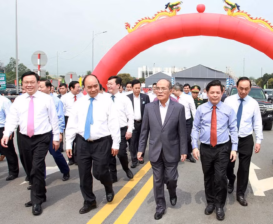 Thủ tướng Nguyễn Xuân Phúc cùng các vị đại biểu đi bộ trên cầu sáng nay.