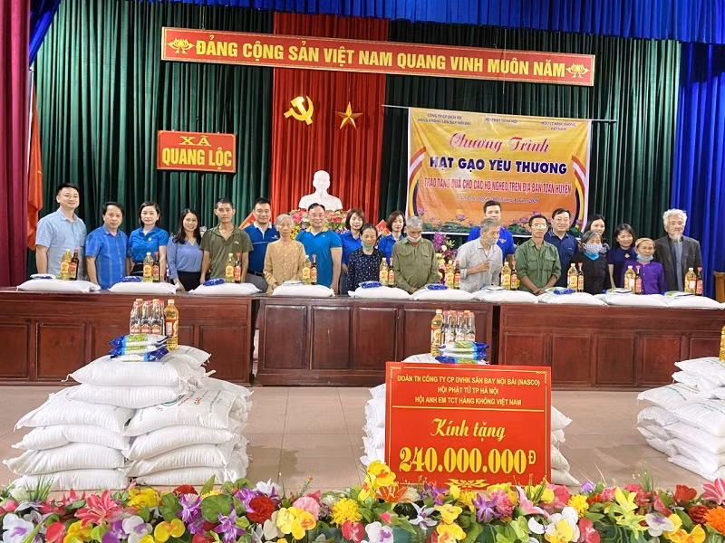 Chương trình Hạt gạo yêu thương trao tặng quà cho các gia đình khó khăn.