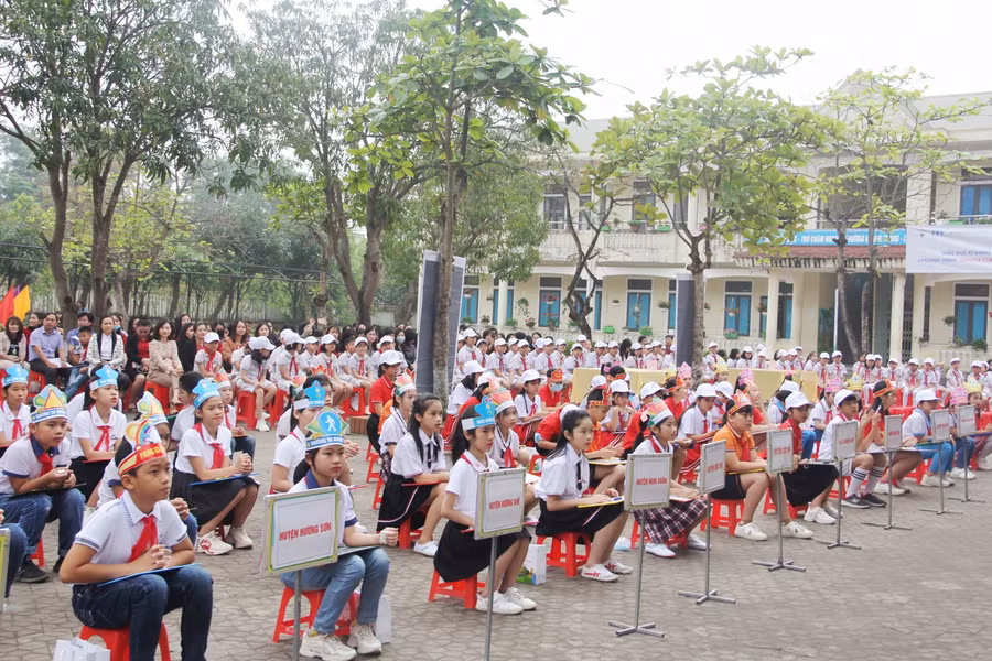 Gần 100 giáo viên, học sinh tham dự buổi giao lưu.