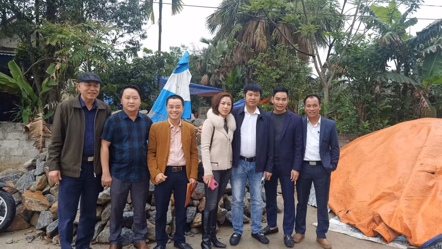 Đại diện Báo GD&amp;TĐ Khu vực Bắc Trung Bộ cùng nhà tài trợ chụp ảnh lưu niệm tại lễ khởi công nhà nhân ái.